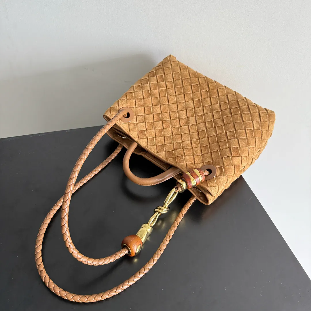 The new Andiamo batch of 3060 BV is shipped‼ ️The classic intercciato weaving process is used to create a soft bag, the metal knot is made of micro-cast aluminum using jewelry technology🪢, and the decorative beads are made of metal and hand-polished oak, allowing you to jump repeatedly between elegance and fun💃, making it unpredictable. Classic and versatile, it shows off your temperament, and the bag has a large capacity, making it very convenient for daily commuting! It has a variety of carrying methods, the shoulder straps can be adjusted by yourself, the original lambskin feels soft and delicate, and the unisex style breaks gender boundaries and brings a more practical and long-lasting use experience. The Andiamo, which has both elegant and casual styles, perfectly interprets the "fashionable old money style". Style No.: 743568+Wood Hardware Color: Suede Amber Brown·New Size: 25*22*10.5cm